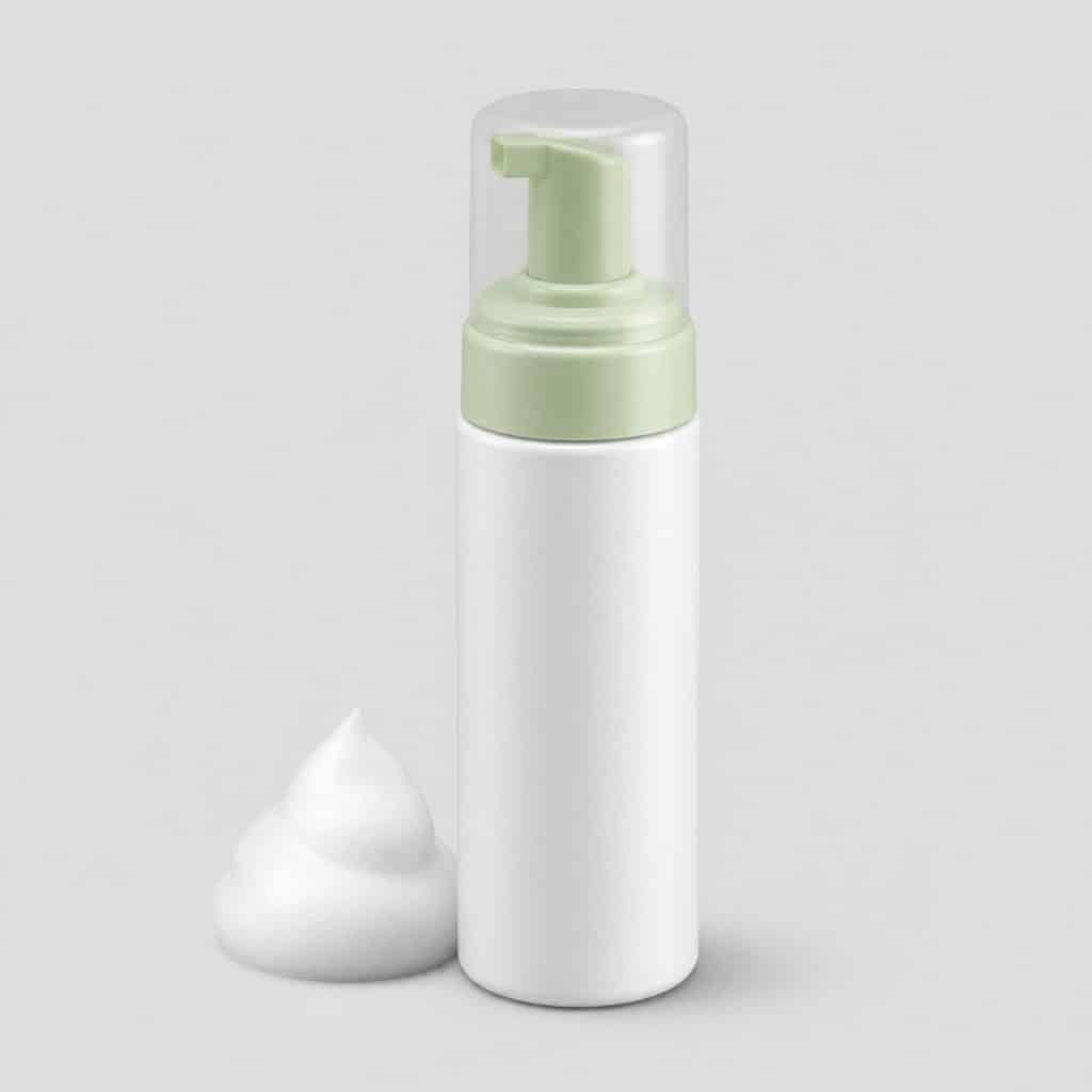 Flacon pompe de 200 ml de mousse sans rinçage à côté d'une noix de mousse dense