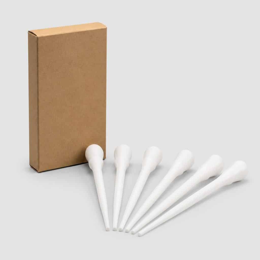 Six pipettes de 4 ml disposées en éventail devant leur étui cartonné
