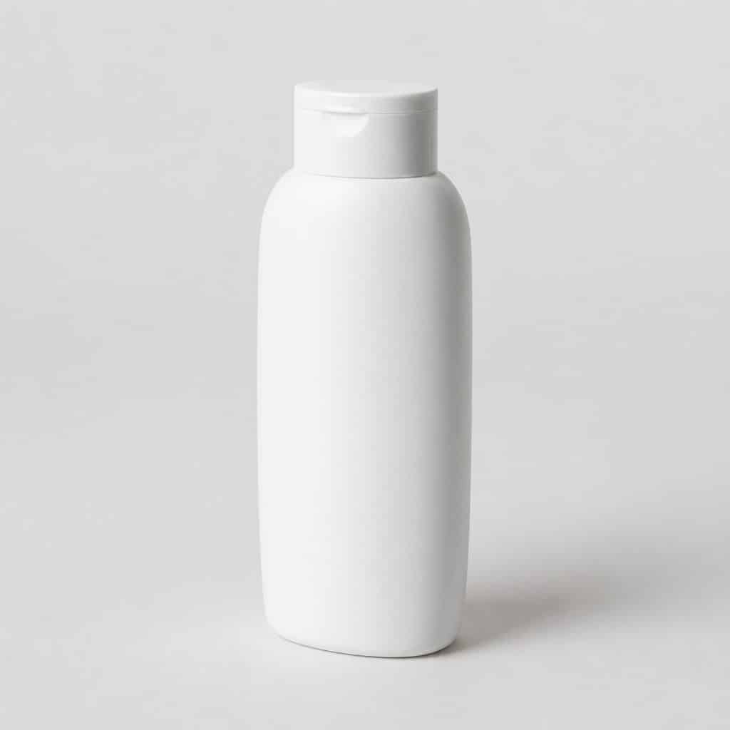 Flacon blanc de 250 ml de shampooing pour chiot, bouchon à clapet, sur fond beige