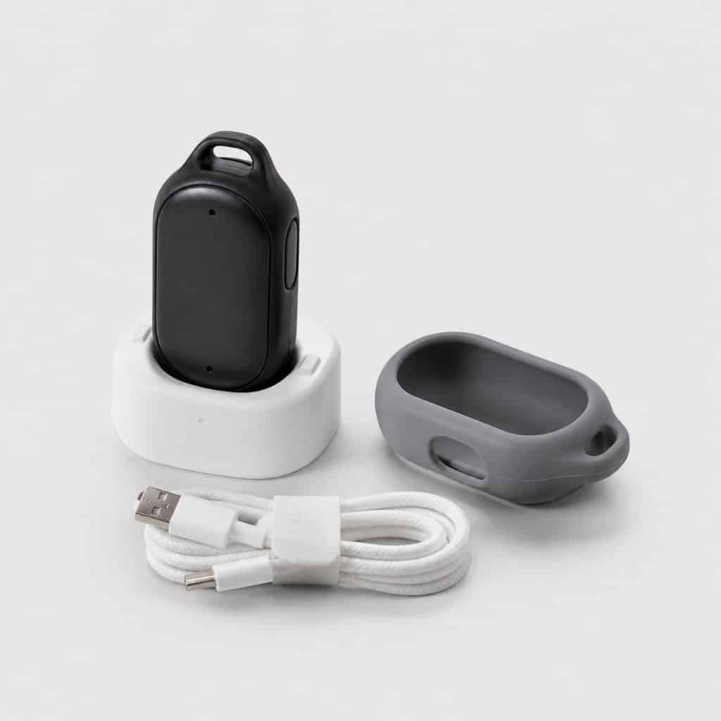 Module de localisation pour chien posé sur son socle de recharge magnétique